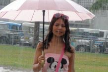 Horny Filipina babe agrees to sex with foreign tourist in the rain